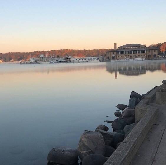 هتل Harbor Shores On Lake Geneva