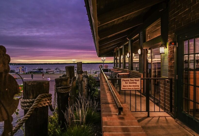 Отель Harbor Shores On Lake Geneva