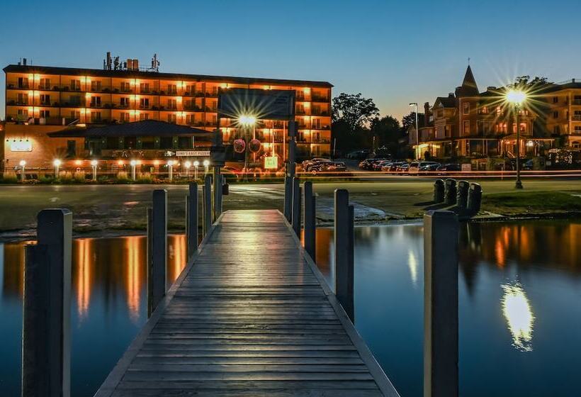 هتل Harbor Shores On Lake Geneva