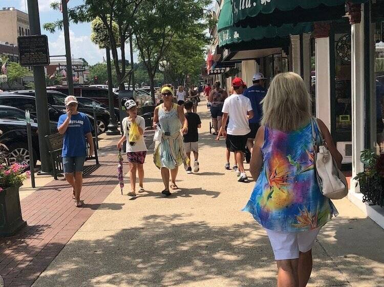 هتل Harbor Shores On Lake Geneva