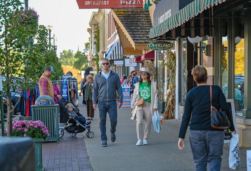 Отель Harbor Shores On Lake Geneva