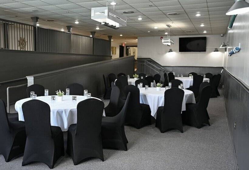 Отель Harbor Shores On Lake Geneva