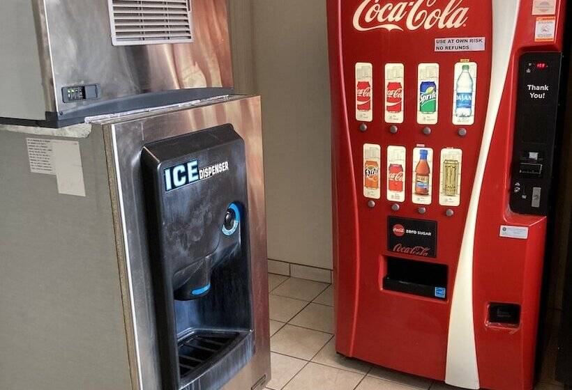 هتل Hometowne Studios By Red Roof East Lansing   Okemos