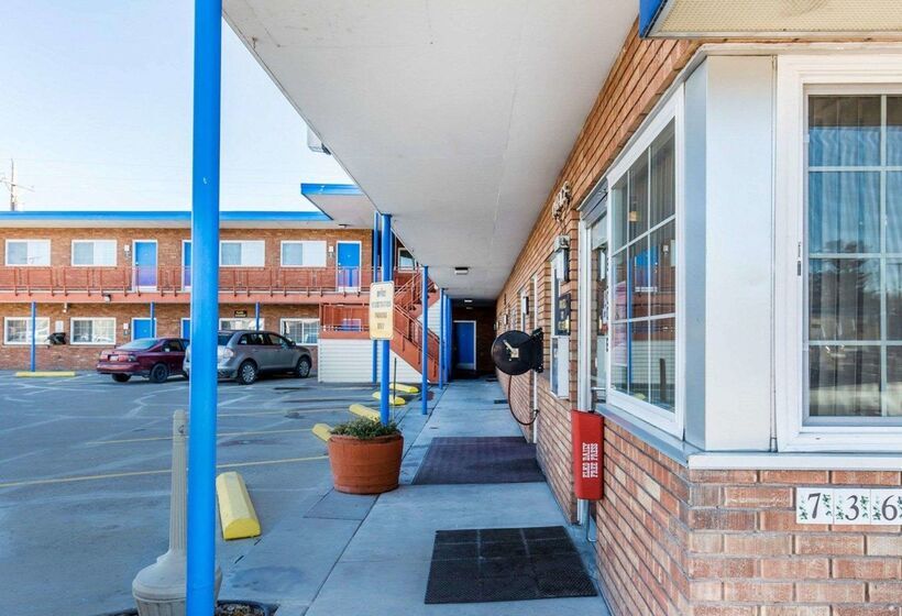 בית מלון כפרי Rodeway Inn Elko Downtown Area