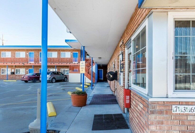 בית מלון כפרי Rodeway Inn Elko Downtown Area