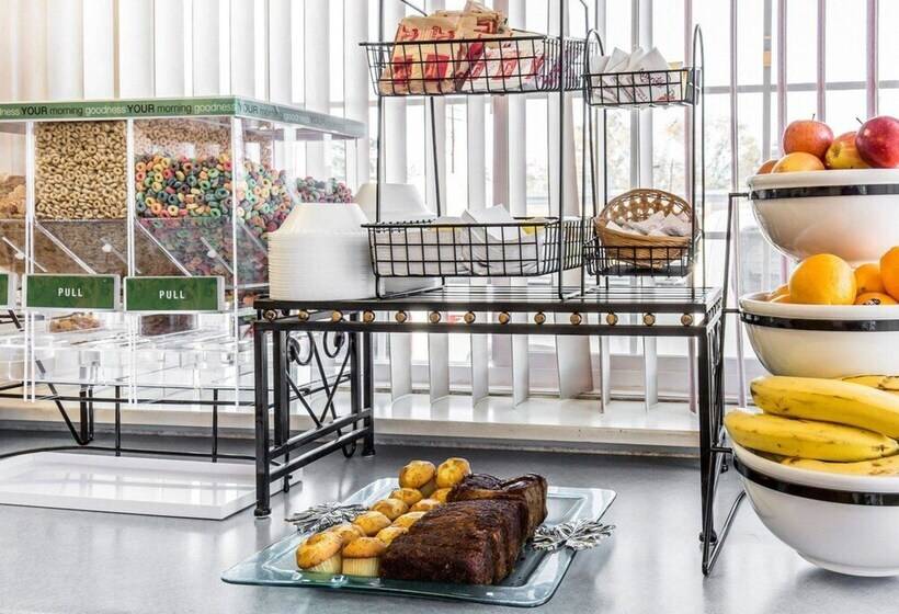 בית מלון כפרי Rodeway Inn Elko Downtown Area