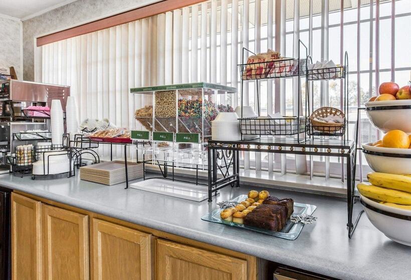 בית מלון כפרי Rodeway Inn Elko Downtown Area