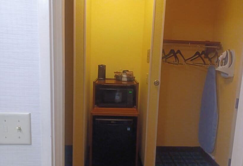 Отель Spark By Hilton Springfield Southwest