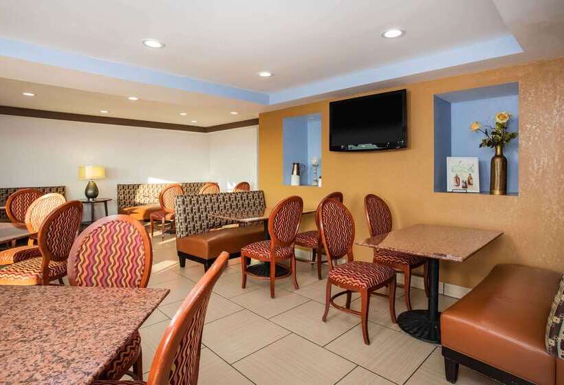 هتل Travelodge By Wyndham Fort Wayne North
