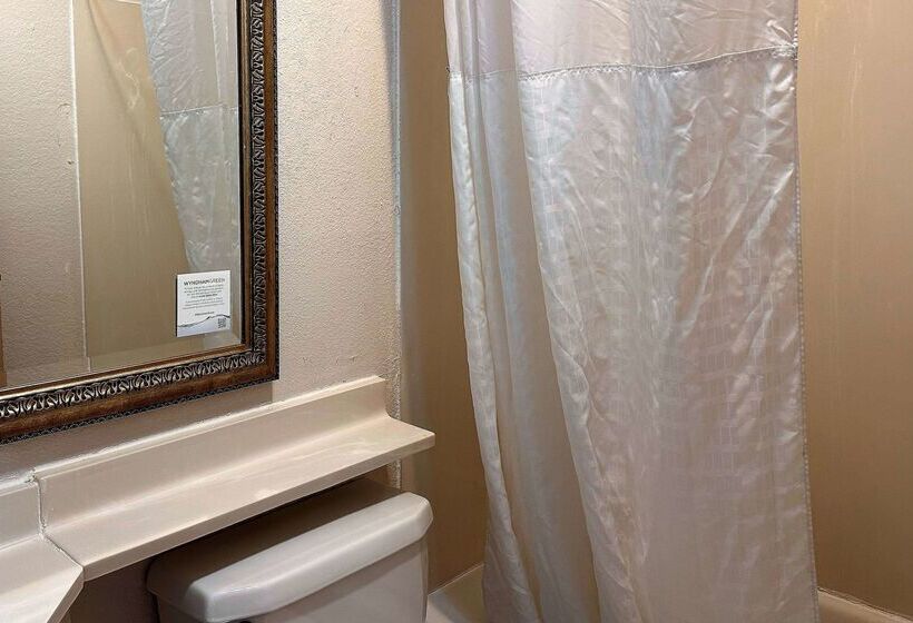 هتل Travelodge By Wyndham Fort Wayne North