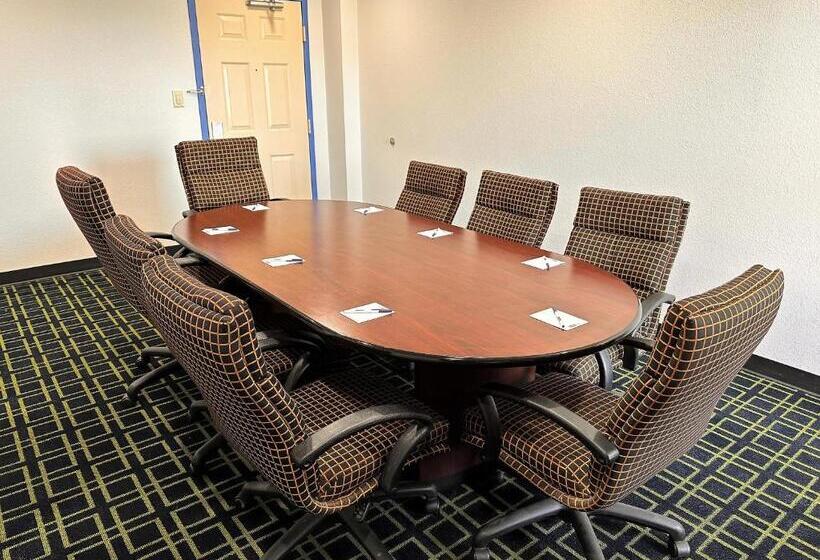 هتل Travelodge By Wyndham Fort Wayne North