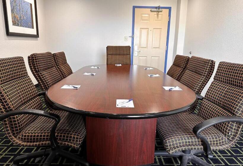 هتل Travelodge By Wyndham Fort Wayne North