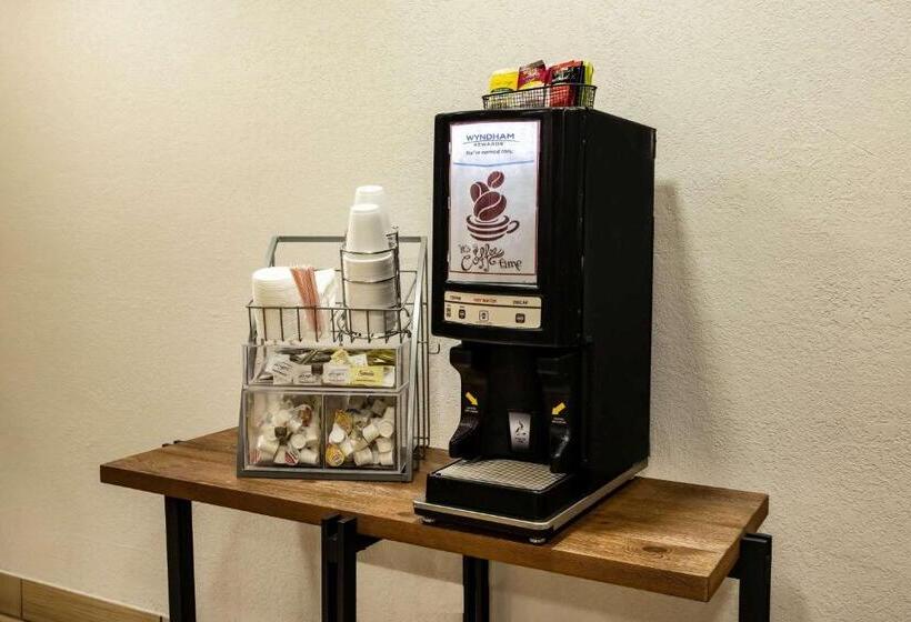 هتل Travelodge By Wyndham Fort Wayne North