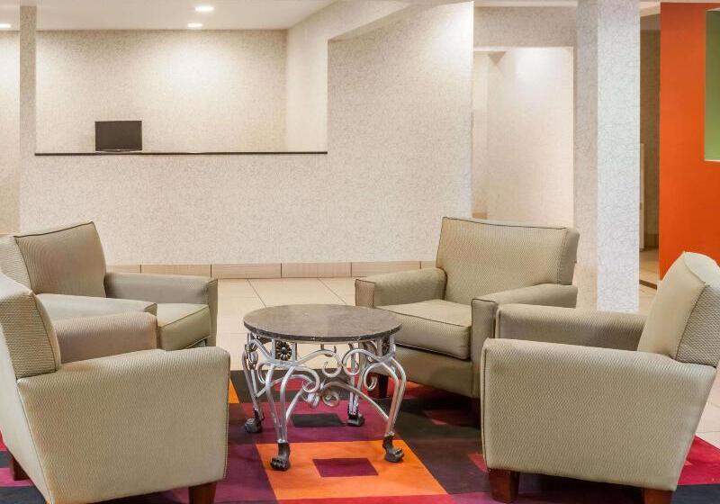 هتل Travelodge By Wyndham Fort Wayne North