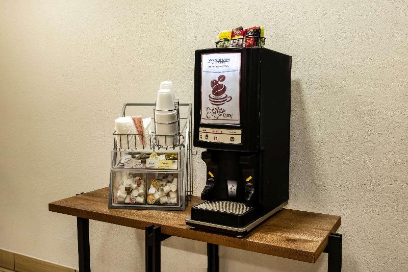 בית מלון כפרי Travelodge By Wyndham Fort Wayne North