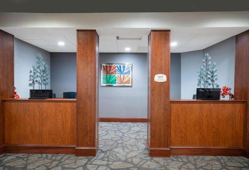 هتل Wingate By Wyndham Fletcher At Asheville Airport