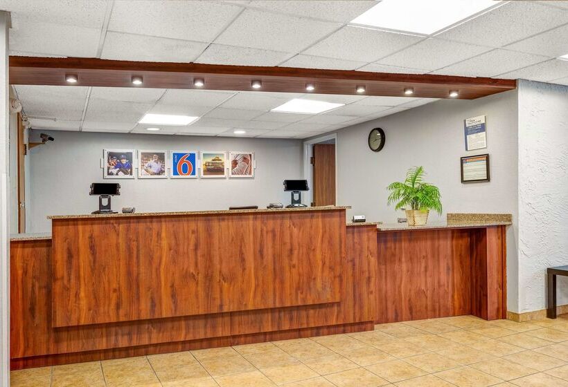 Motel 6elk Grove Village, Il  O Hare