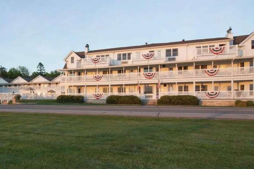 فندق على الطريق Edgewater Resort