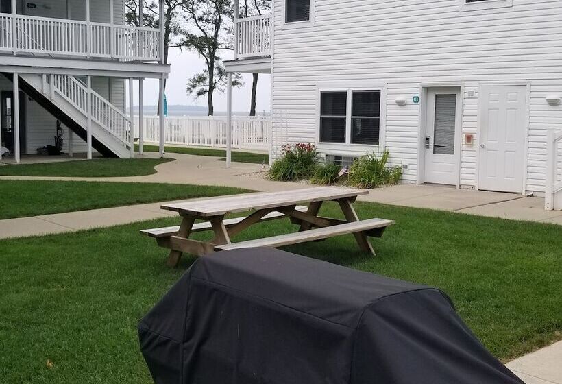 فندق على الطريق Edgewater Resort