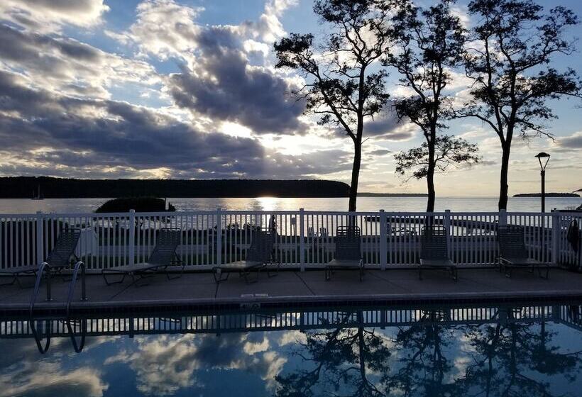 فندق على الطريق Edgewater Resort