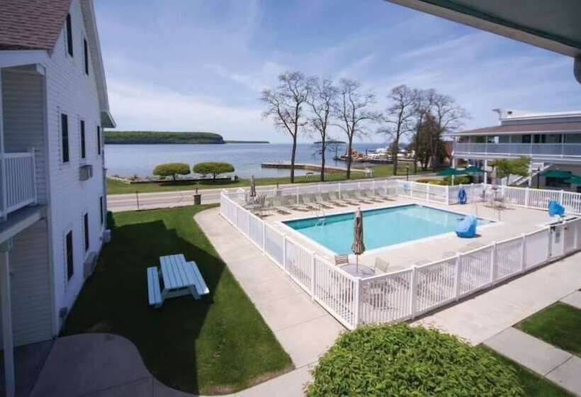 فندق على الطريق Edgewater Resort