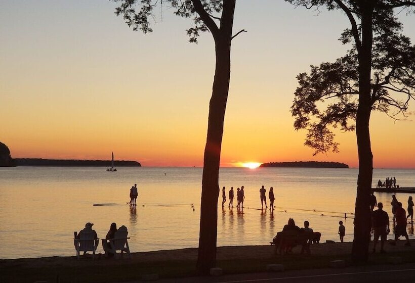 فندق على الطريق Edgewater Resort