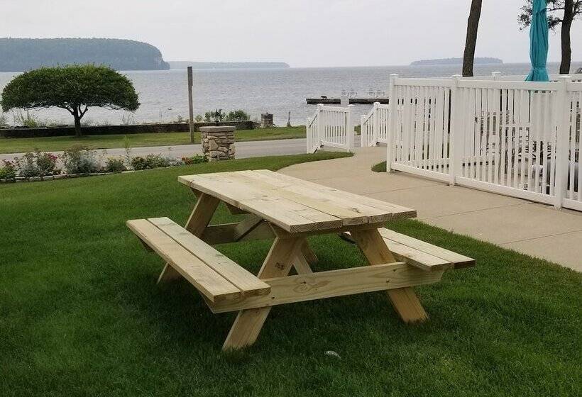 فندق على الطريق Edgewater Resort