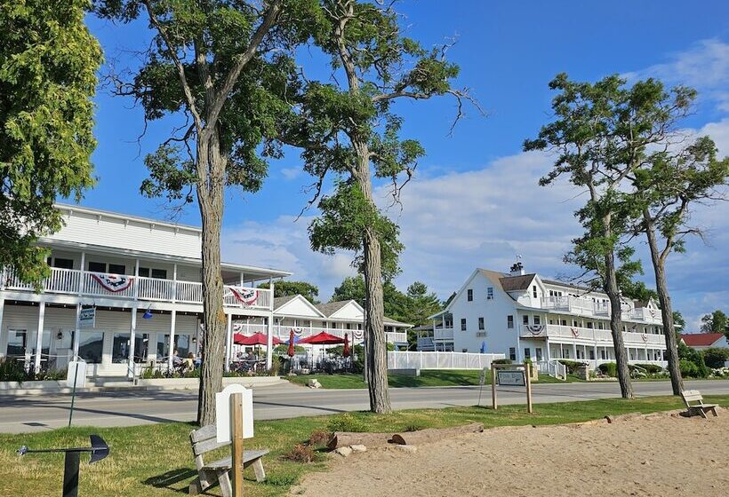 فندق على الطريق Edgewater Resort