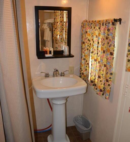 The Evergreen Motel In Kansas