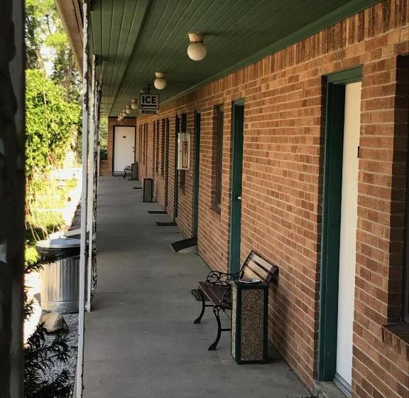 The Evergreen Motel In Kansas