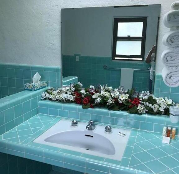 The Evergreen Motel In Kansas