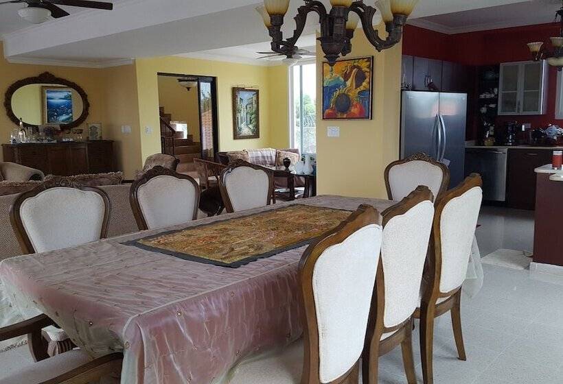 مبيت وإفطار Pink Palace Panama