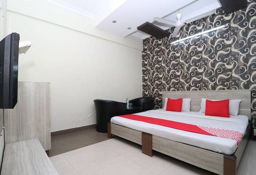 Отель R K Guest House By Oyo Rooms