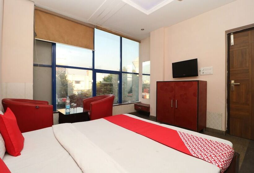 Отель R K Guest House By Oyo Rooms