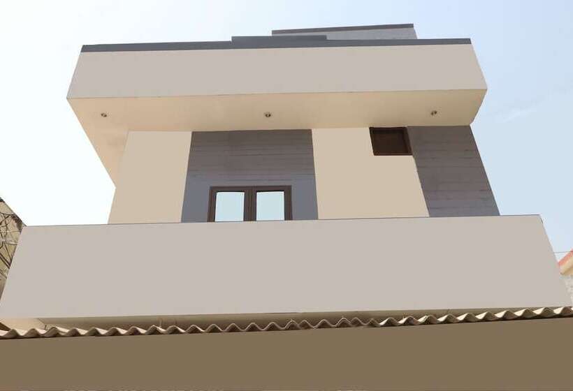 فندق Raj Apartments  By Oyo Rooms