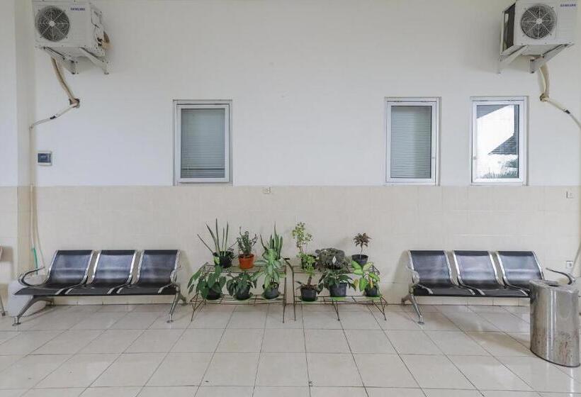 酒店 Reddoorz Syariah @ Klojen Malang