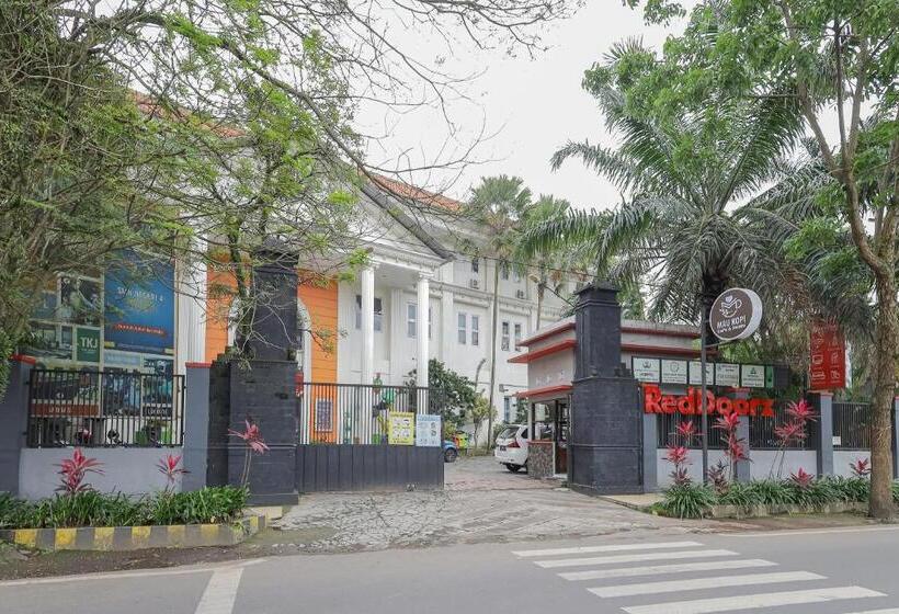 酒店 Reddoorz Syariah @ Klojen Malang