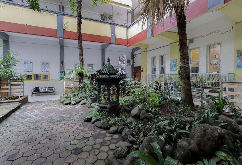 酒店 Reddoorz Syariah @ Klojen Malang