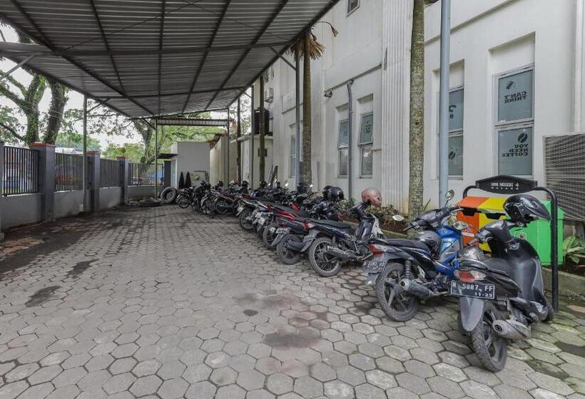 酒店 Reddoorz Syariah @ Klojen Malang