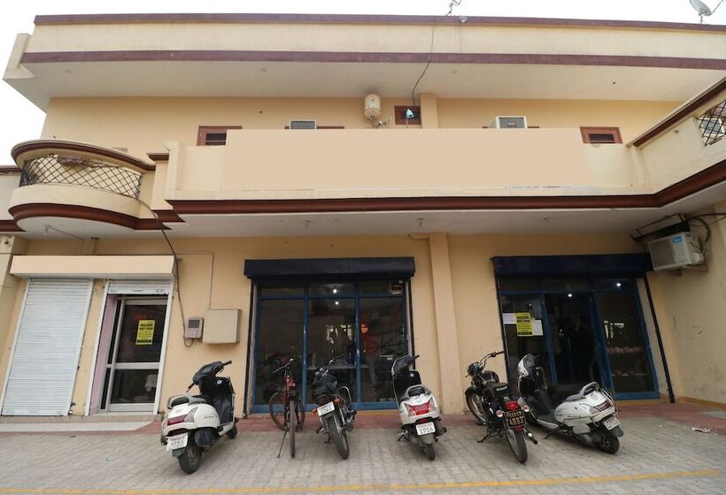 Отель Spot On 39951 Multani Residency