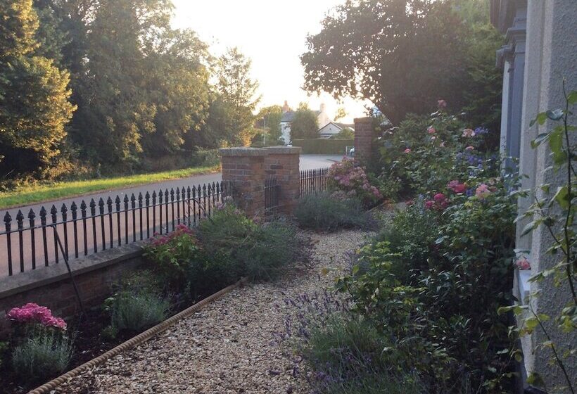 مبيت وإفطار Delamore House