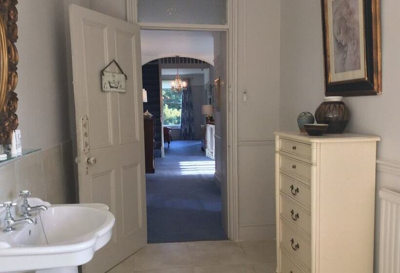 مبيت وإفطار Delamore House