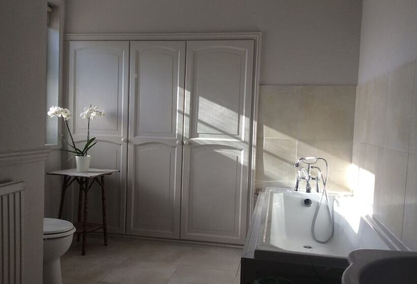 مبيت وإفطار Delamore House