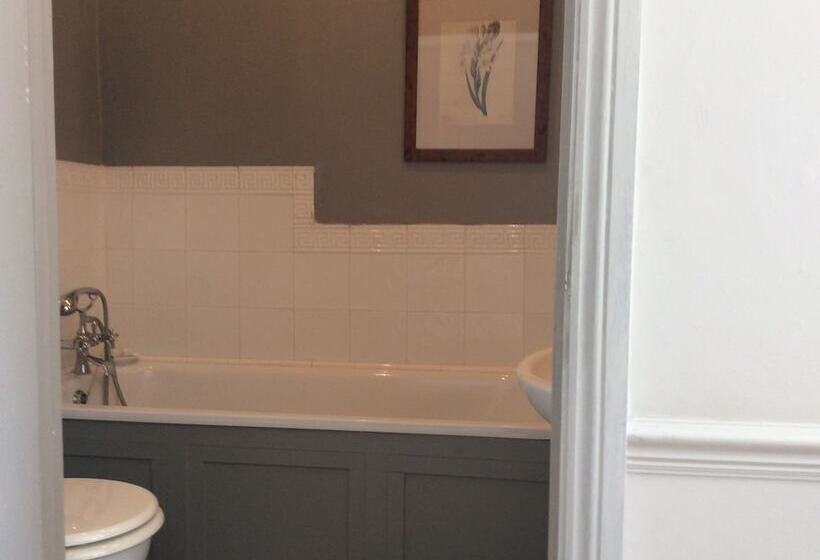 مبيت وإفطار Delamore House