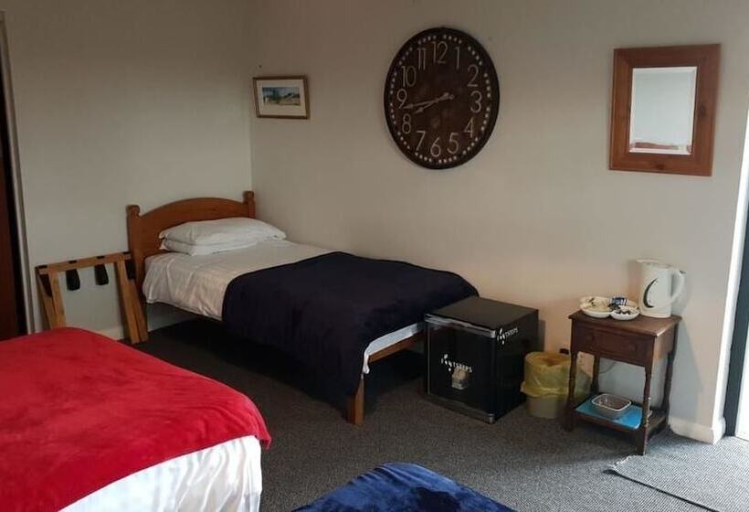 Хостел Old Red House