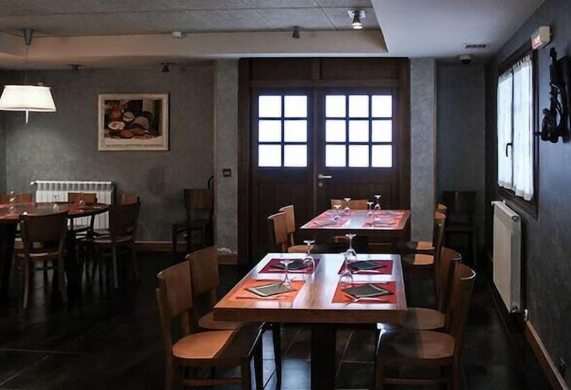 Hostal Y Albergue Haizea   Hostel