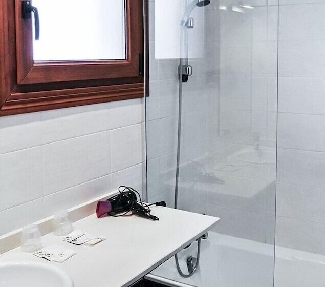 Hostal Y Albergue Haizea   Hostel