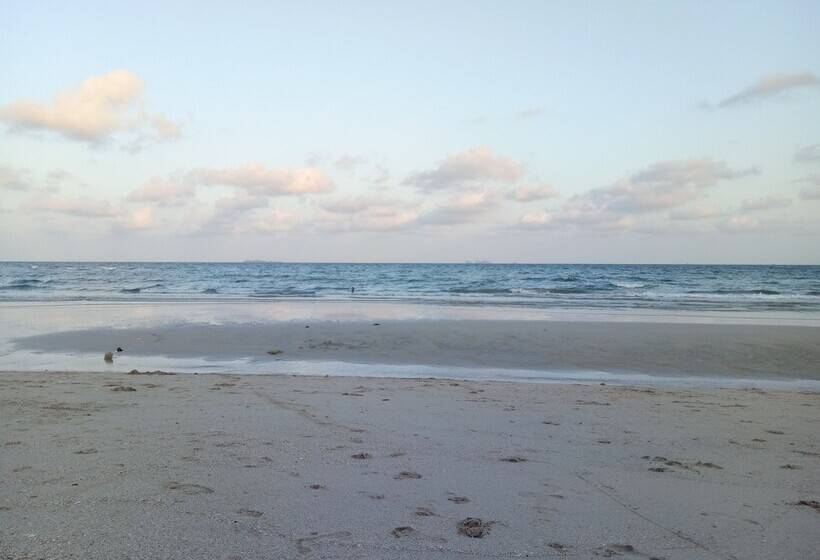 בית מלון כפרי Chill Beach Resort