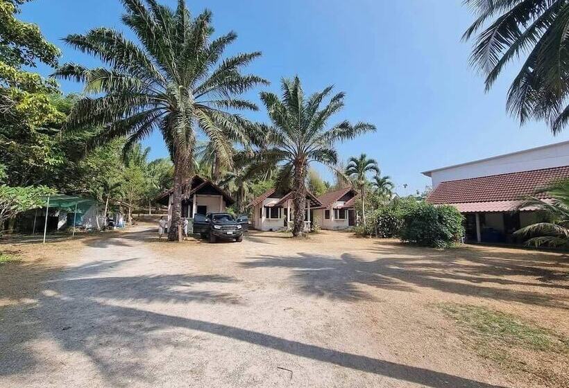 בית מלון כפרי Chill Beach Resort