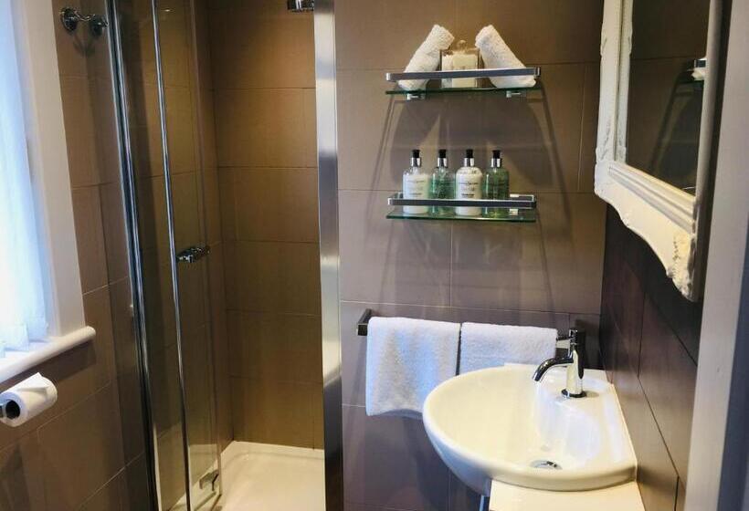 Пансион Distant Hills Guest House